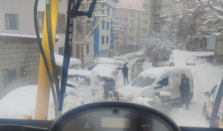 Hakkari’de karla mücadele çalışması devam ediyor