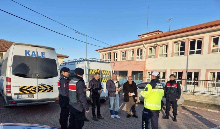 Malatya’da jandarmadan servis araçlarına denetim