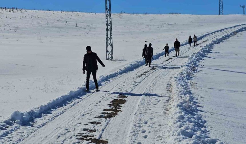 Öğrenciler sömestr tatilinde kızakla kayarak eğleniyor