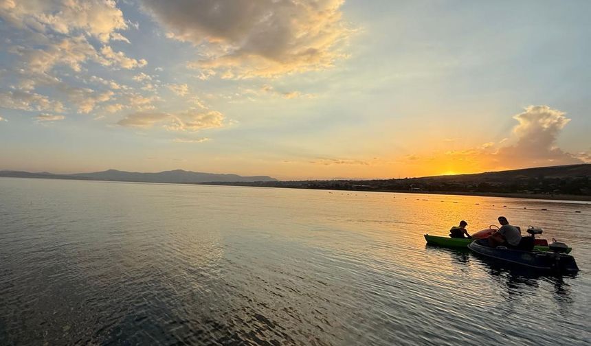 Ahlat’ta gün batımında tekne turları yoğun ilgi görüyor