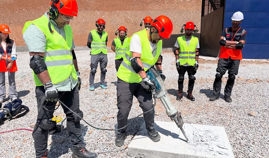 Bitlis’te sağlık personeline enkaz arama-kurtarma eğitimi