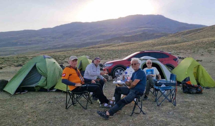 1071’in izinde: Uşak’tan yola çıkan ekip Süphan Dağı’na tırmandı