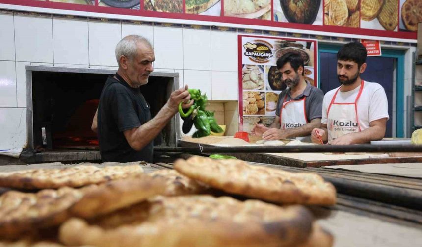 Fırıncıların sıcak havada zorlu ’ekmek’ mesaisi