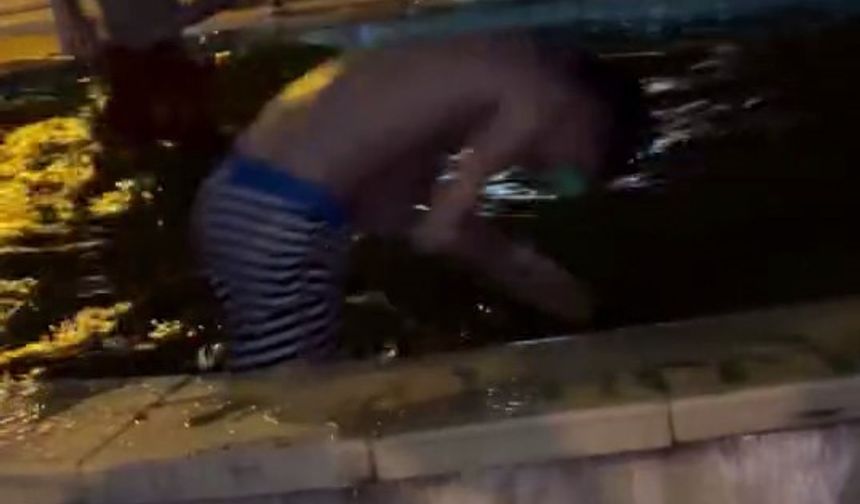 Sıcaktan bunalan çocuklar, süs havuzunda serinledi