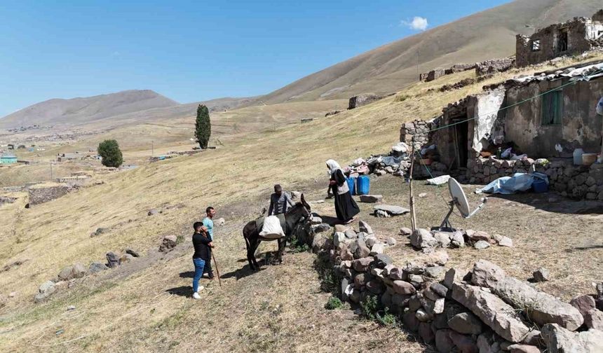 Yıl 2025:  Eşek sırtında su taşıyorlar