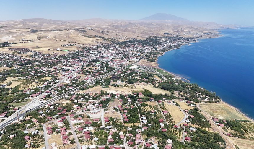 Ahlat’ın yaz güzelliği havadan görüntülendi