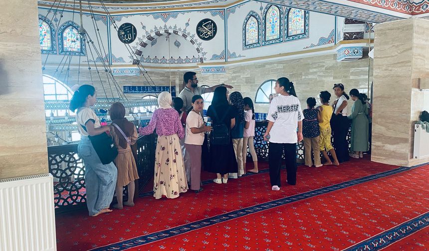 Ahlat’ta kız Kur’an kursu öğrencilerinden cami ziyareti
