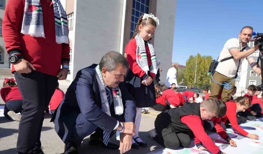 Bakan Tekin: "Bu dünyayı hepimiz için yaşanabilir kılacak bireyler yetiştirmemiz lazım"