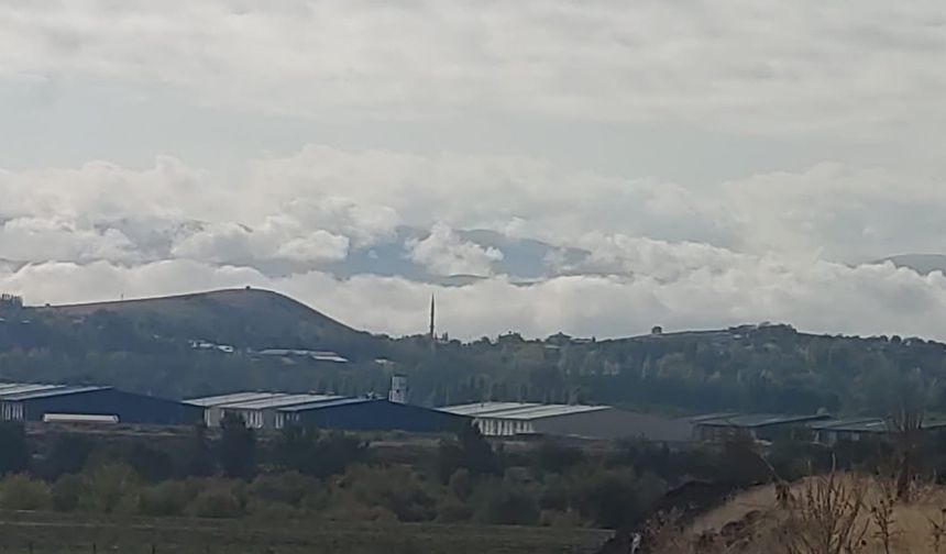 Bingöl’de sis ve bulutlar kartpostallık görüntü oluşturdu