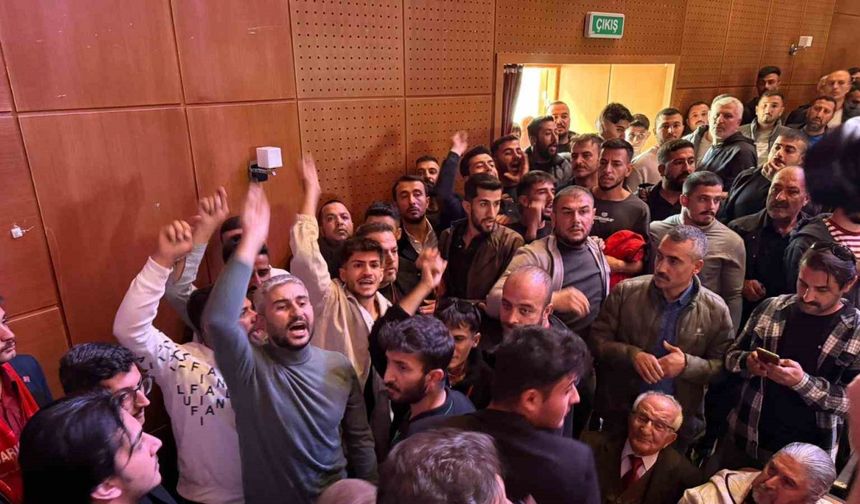 CHP İl Kongresi’nde yumruklar havada uçuştu