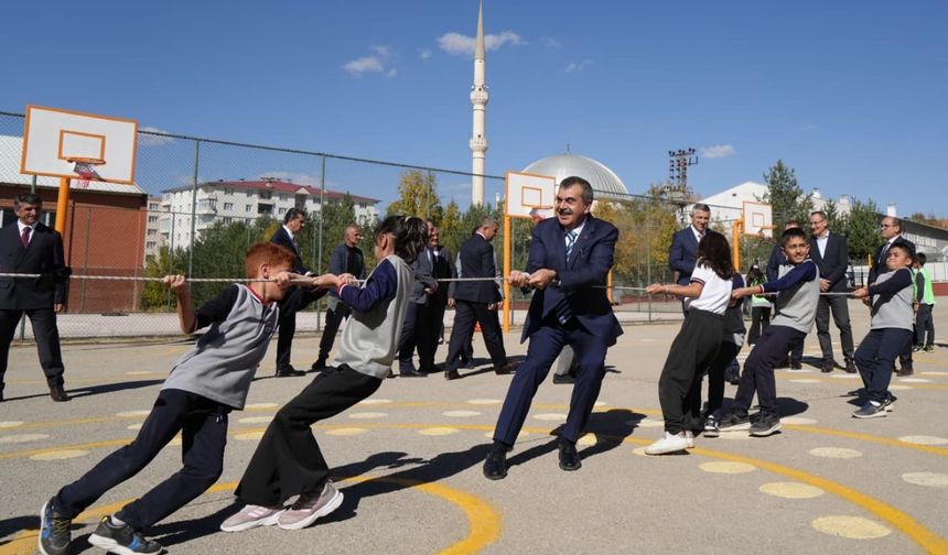 Milli Eğitim Bakanı Tekin, çocukların ip çekme yarışına katıldı, onlarla yakan top oynadı