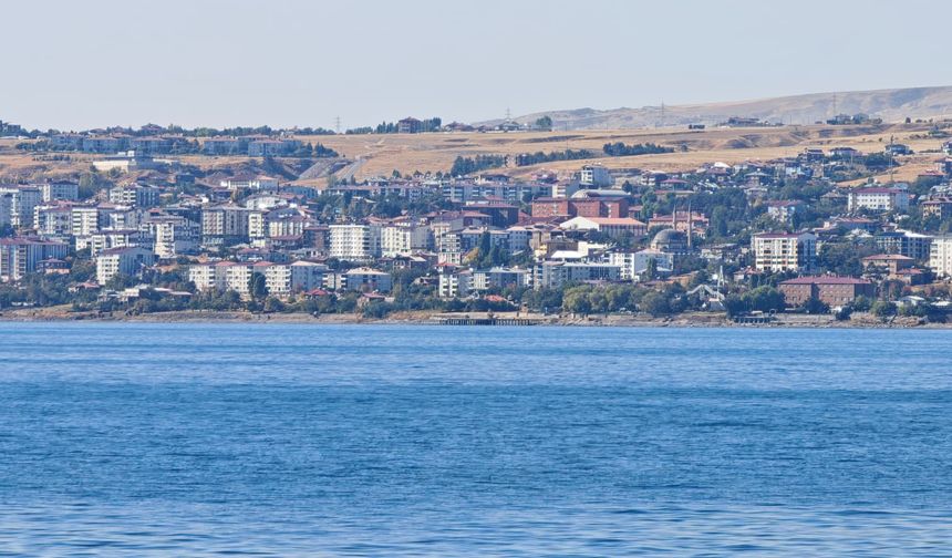 Ahlat’ın Van Gölü’nden görünen silüeti dikkat çekti