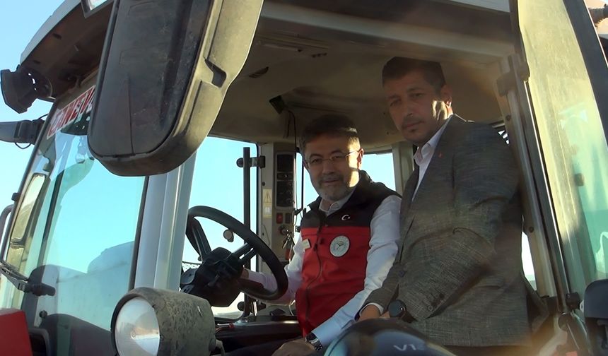 Tarım ve Orman Bakanı Yumaklı, Ahlat’ta kuru fasulye hasadına katıldı