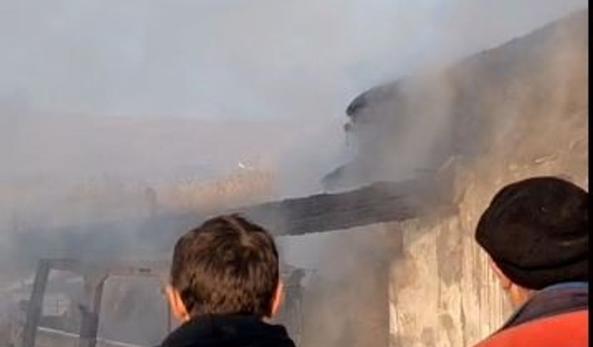 Ardahan’da korkutan yangın: 2 traktör ve ekipmanlar kül oldu