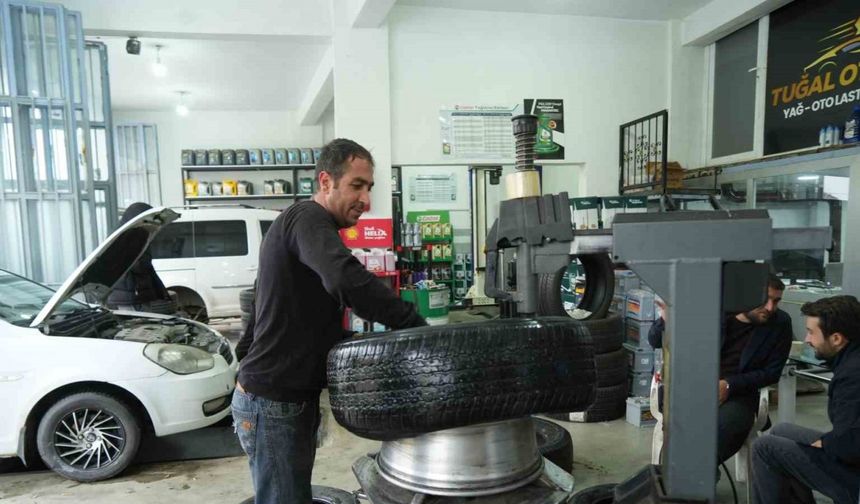 Çavuştepe’ye kar yağdı, sürücüler lastikçilere akın etti