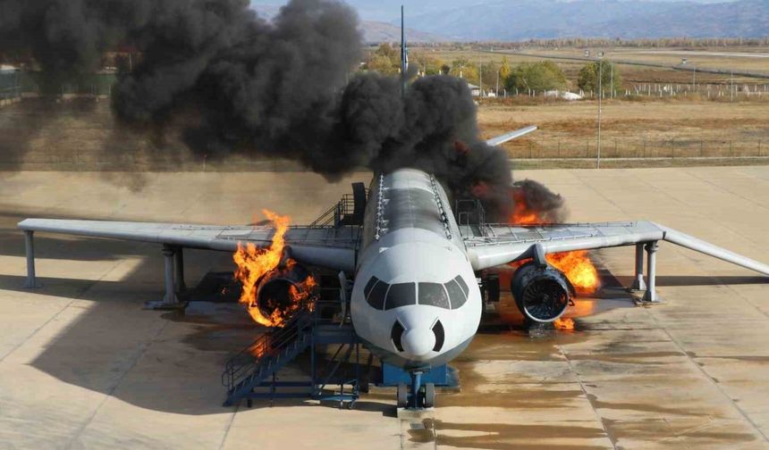 Erzincan Havalimanı’nda gerçekçi uçak yangın tatbikatı yapıldı