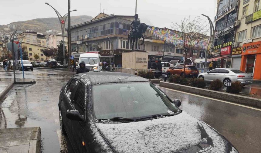 Hakkari’de merkezde yağmur, yüksek kesimlerde kar etkili oldu