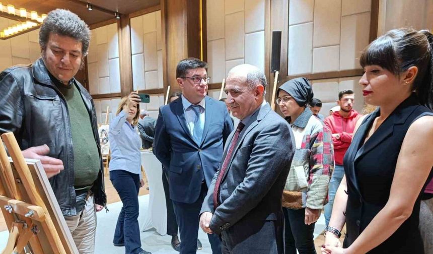 Kars’ta "100+2 şehirler arası karma sergi" sanatseverlerle buluştu
