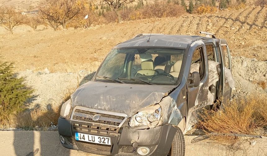 Kontrolden çıkan hafif ticari araç su tahliye kanalına çarptı: 1 yaralı