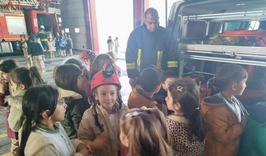 Minik öğrenciler itfaiyecilik mesleğini yerinde öğrendi