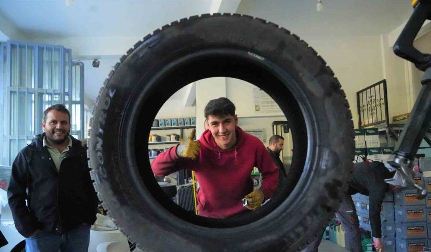 Muş’ta lastikçilerde kış lastiği yoğunluğu başladı