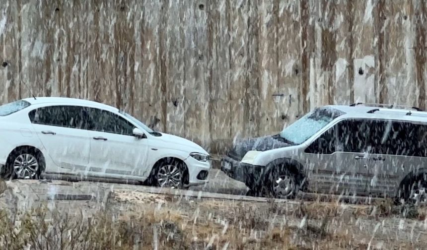 Yüksekova’da yoğun kar yağışı: Sınırda bulunan Çobanpınar köyünün yolu karla kaplandı