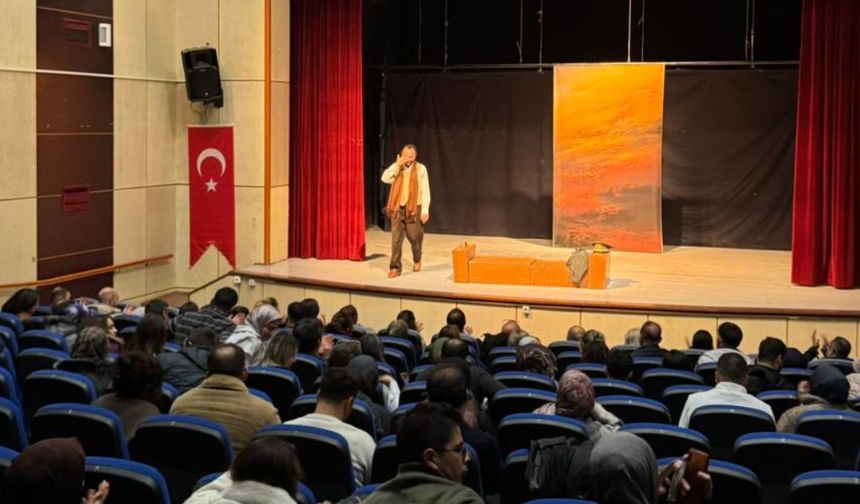 Bitlis’te “Vakit Tamam Abbas” tiyatro oyunu ilgi gördü