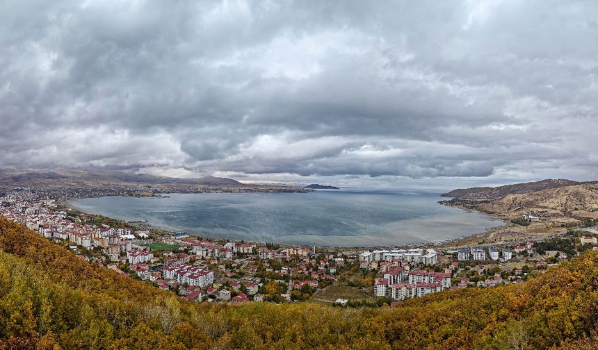 Tatvan’da sonbahar renkleri hayranlık uyandırıyor