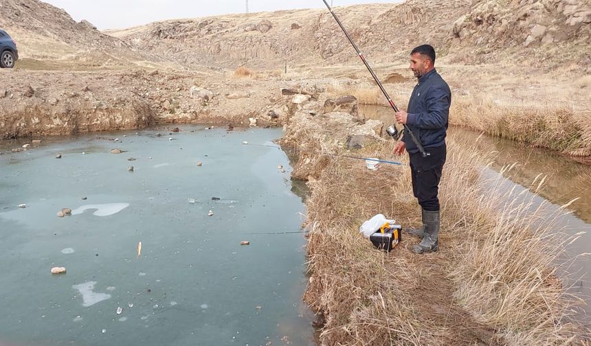 Ahlat’ta donmuş gölette balık tutma keyfi