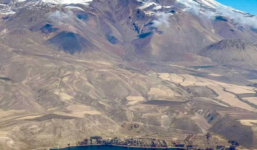 Süphan Dağı ve Aygır Gölü helikopterden görüntülendi