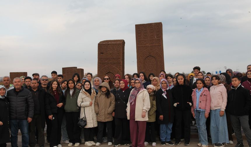 Karaisalı’dan gelen öğrenciler Ahlat’ta tarihle buluştu