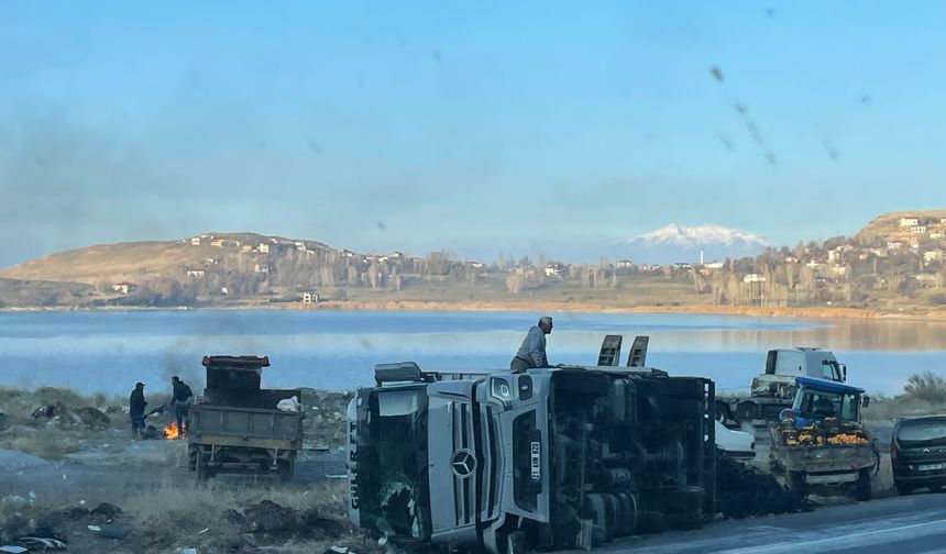 Tatvan’da virajı alamayan tır devrildi