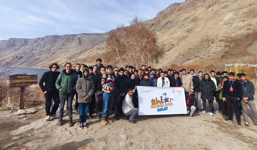 İstanbul ve Şanlıurfa’dan gelen öğrenciler Nemrut Kalderası’nı gezdi