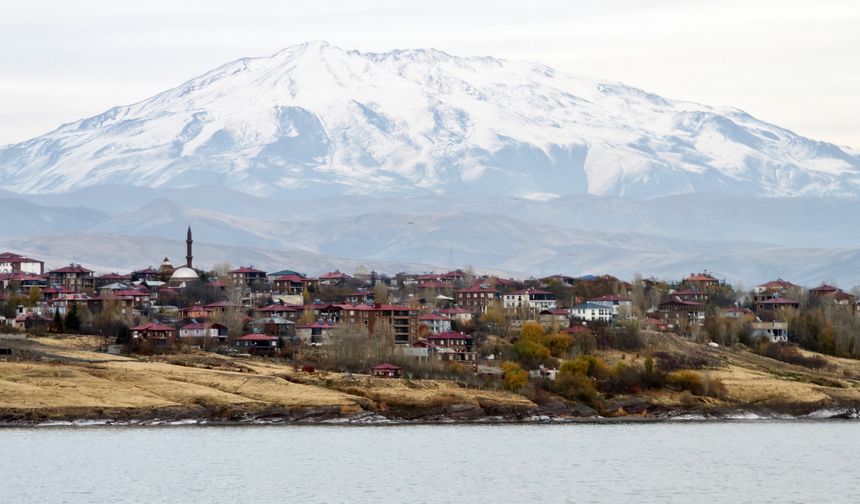 Ahlat ile Süphan Dağı’nın aynı kadrajda muhteşem görüntüsü
