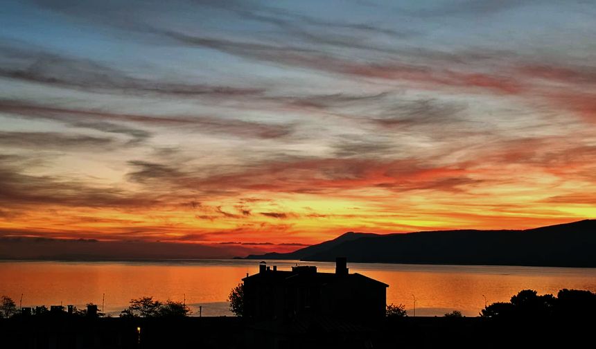 Kırmızının tüm tonları gökyüzünü boyadı