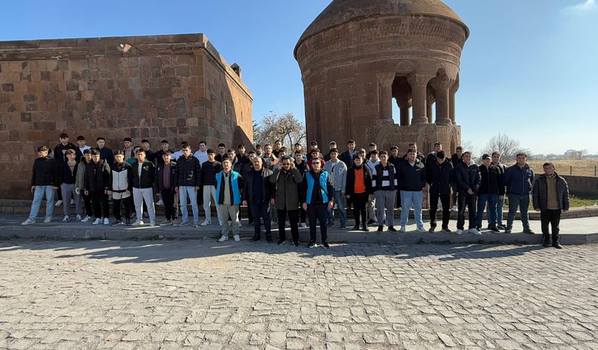 Türkoğlu’ndan gelen gençler Ahlat ve Malazgirt’i gezdi