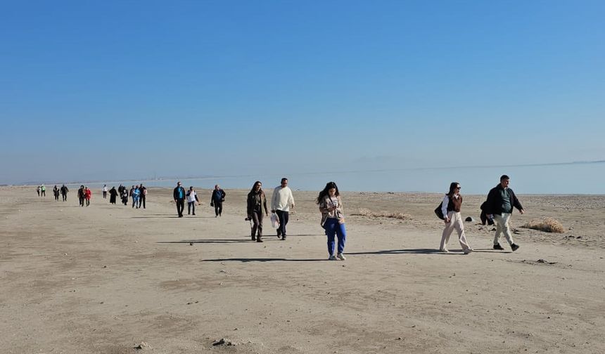 Aktivistler Arin Gölü’ndeki su çekilmesine dikkat çekti