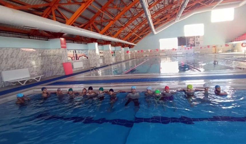 Kur’an kursu öğrencilerine yüzme etkinliği