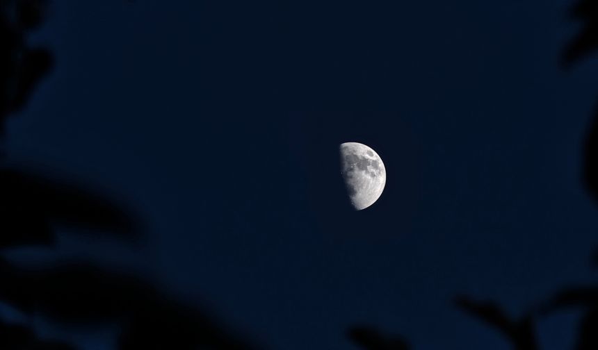 Ahlat’ta yarım ayın büyüleyici görsel şöleni