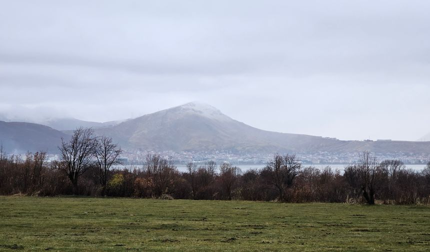 Tatvan'da dağlar sis ve karla görsel şölen sundu