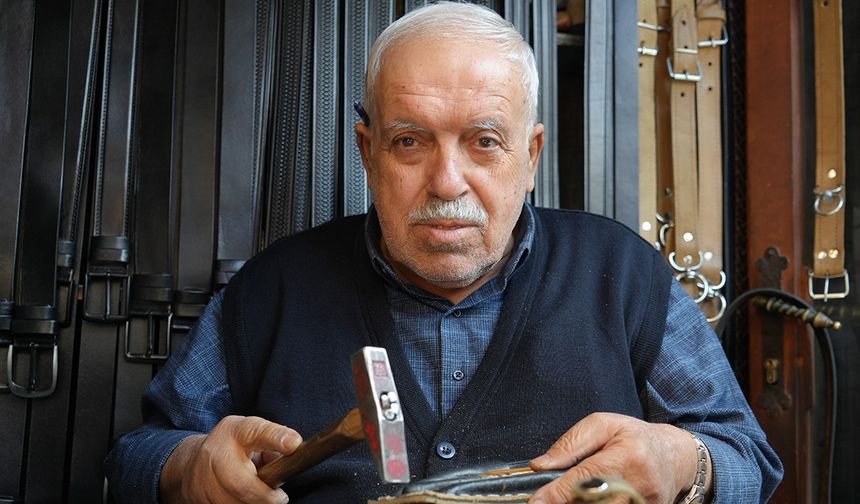 2 metrekarelik dükkanda 48 yıldır mesleğini icra ediyor