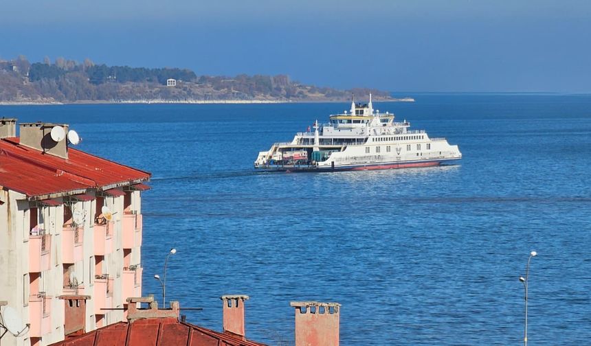 Van Gölü’nde feribot yolculuğu görsel şölene dönüştü