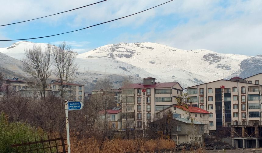 Adilcevaz’da yüksek dağlar beyaza büründü