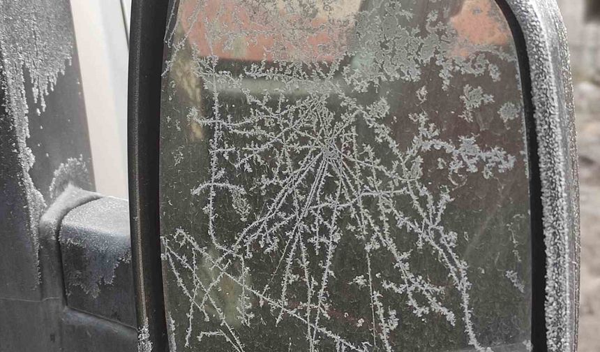 Eksi 17 dereceyi gören kentte araç camları adeta buzla kaplandı