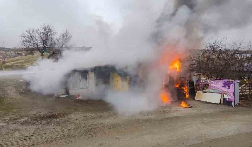 Elazığ'da odunluk deposunda çıkan yangın korkuttu