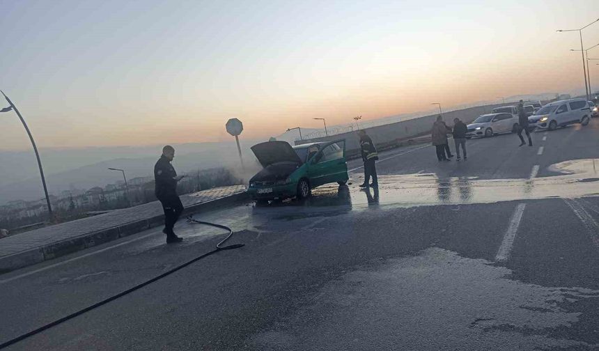 Elazığ'da seyir halinde alev alan araç paniğe neden oldu