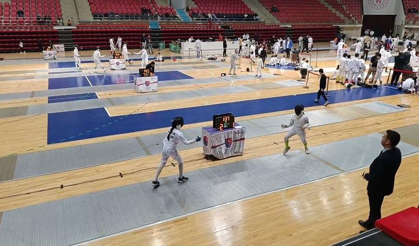 Elazığlı Elif Reyyan eskrimde Türkiye şampiyonu oldu