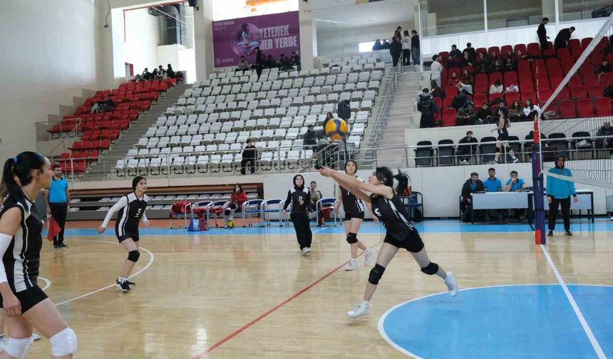 Genç sporcular sahada: Voleybol İl Birinciliği finali sürüyor