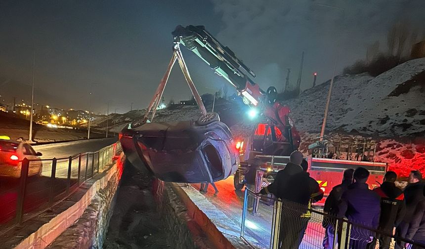 Sürücüsünün kontrolünü kaybettiği araç su kanalına uçtu: 1 kişi yaralandı