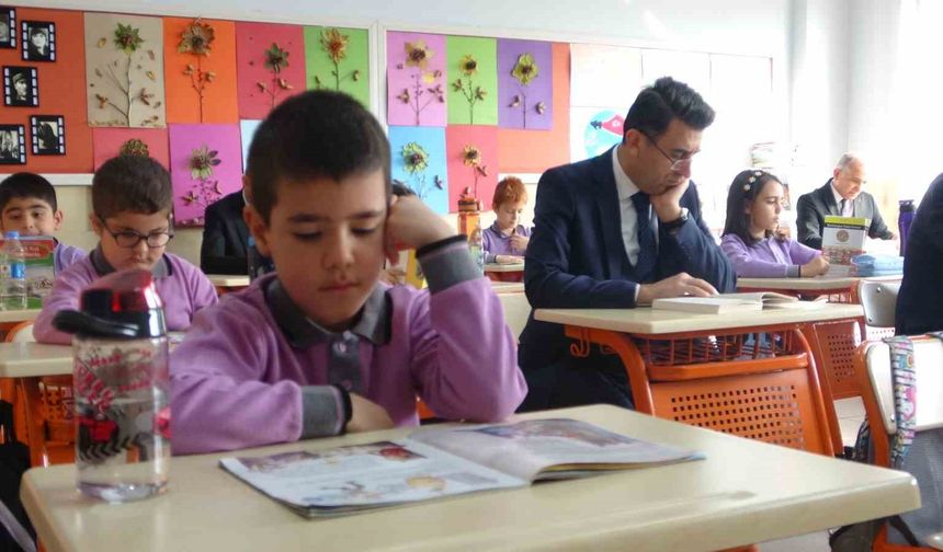 Tunceli'de tüm okullarda ilk dersin 20 dakikası kitap okuma saatine ayrıldı
